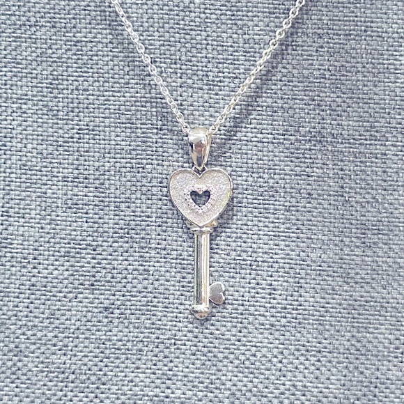 Valentine’s Day Ready ❤️ Key To My Heart Pendant Necklace - Picture 3 of 4